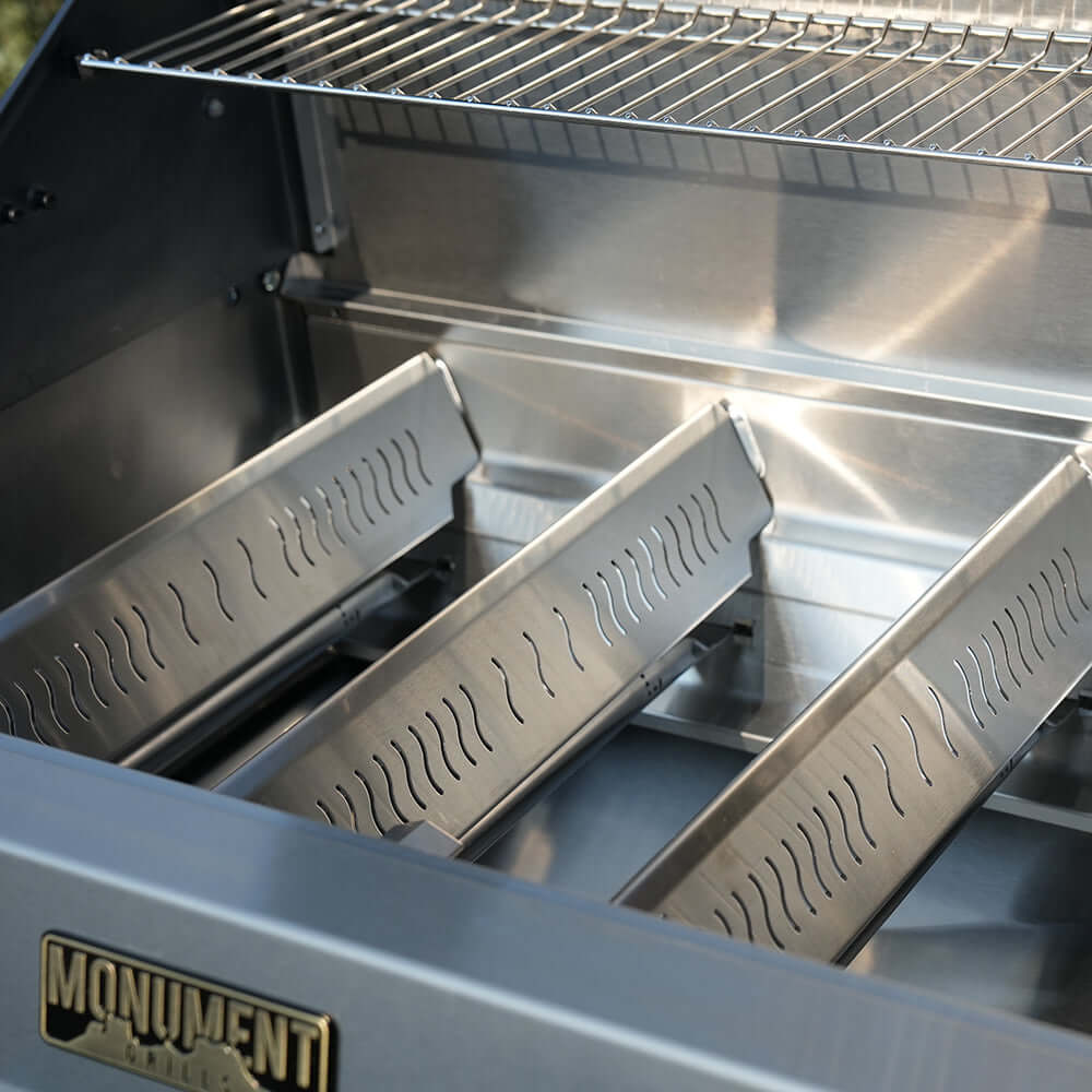 Monument Eminence 405 - Chic Clearview® Smart Stainless Gas Grill | Eminence 405 & Cast Iron Cooking Plate & Smoker Box